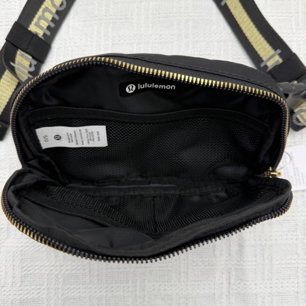 💼Lululemon Everywhere Crossbody Belt Bag Wordmark Black/Gold - Picture 2 of 4